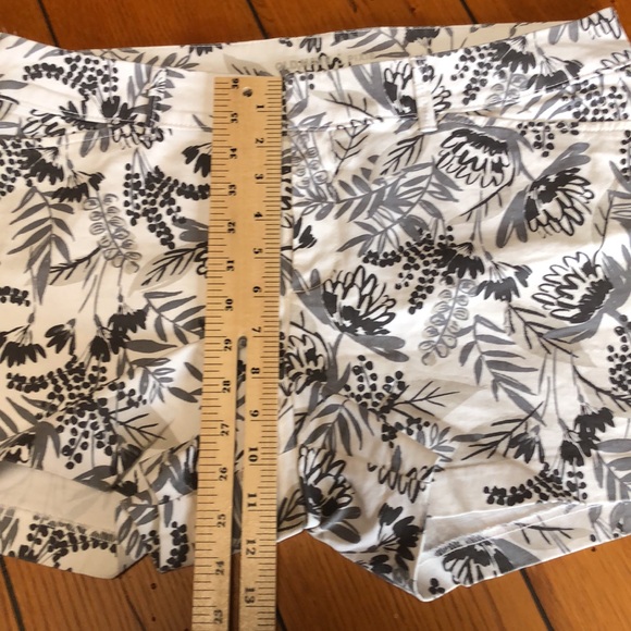 Old Navy pixie Chino style floral, print shorts size 8 - Picture 6 of 7